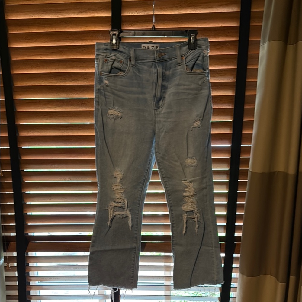 EUC ankle link Daze Distressed Jeans
